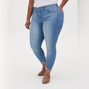TORRID Bombshell Skinny Jean Light Wash size 18R